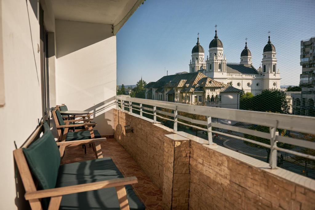 a balcony with chairs and a view of a building at Konstanzer Stefan 15 - 3 camere, bucaterie, aer conditionat, masina de spalat in Iaşi