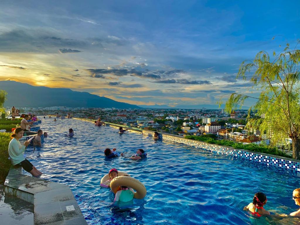 Bazén v ubytování The Astra Sky River 100sqm 3bedrooms 2bathroom Infinity Pool Community nebo v jeho okolí