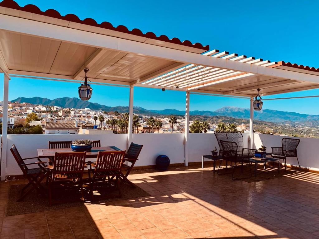 阿尔豪林格朗德Beautiful penthouse with spectacular views.的一个带桌椅的庭院,享有城市美景。