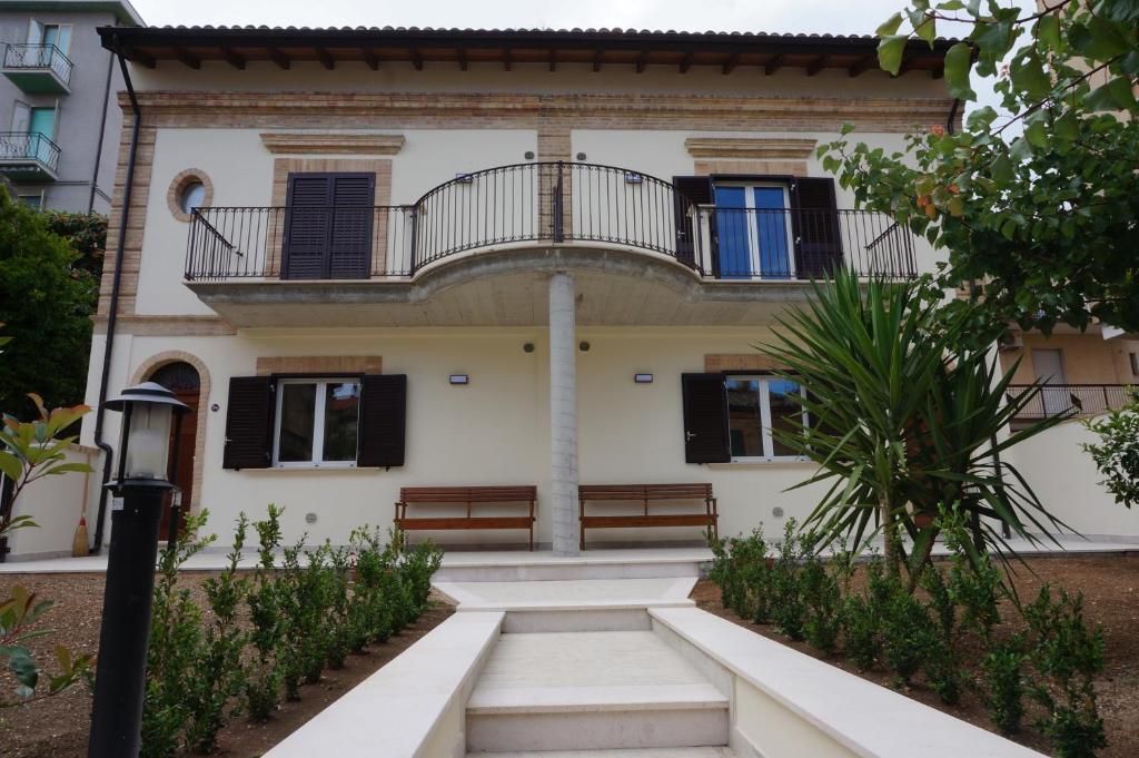a building with a balcony on top of it at Residenza Diomedea in Vasto