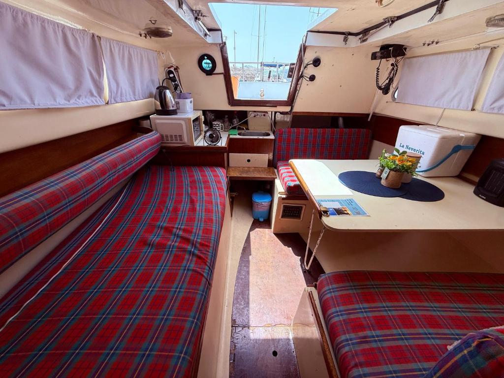 una vista interior de una furgoneta con mesa y sillas en Lisboa Barcos Belém, en Lisboa