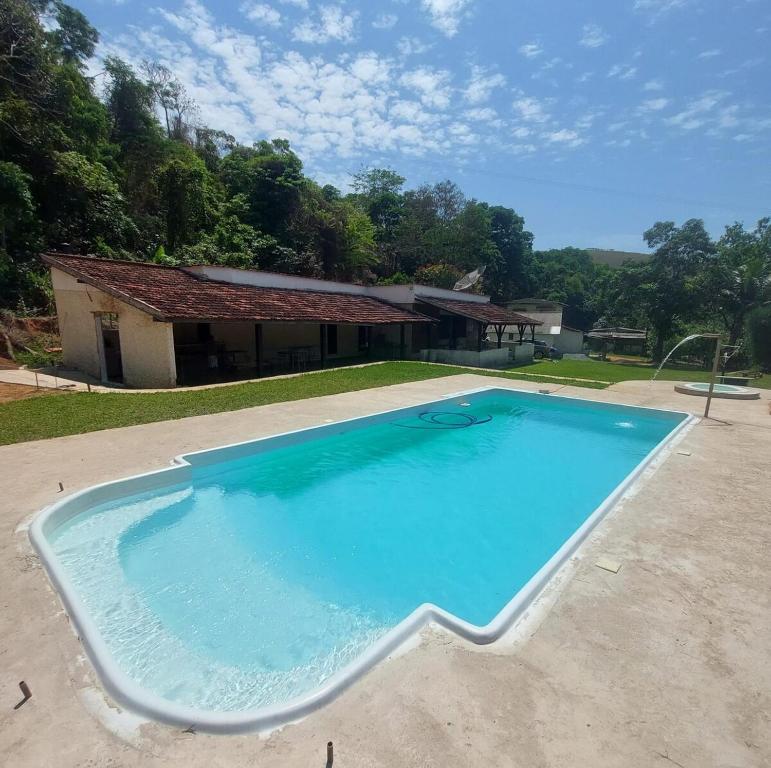Bazén v ubytování Sitio Piscina 2Q Com Levy 15 minutos de Três Rios nebo v jeho okolí