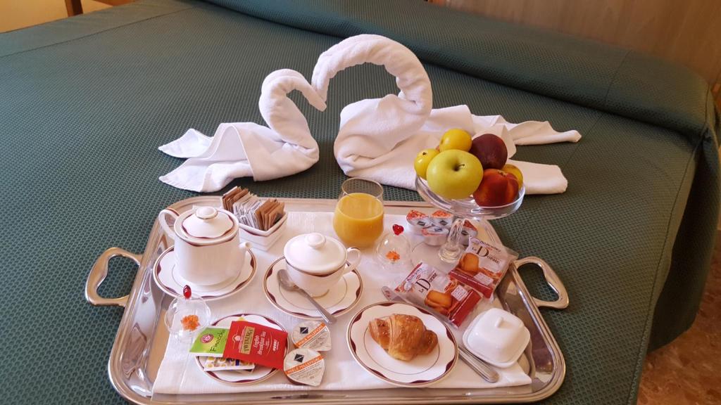 una bandeja de comida para el desayuno con un cisne en una mesa en Nuovo Albergo, en Chieti