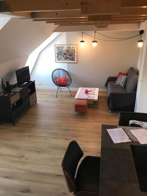 uma sala de estar com um sofá e uma mesa em hyper centre 50m Mer ty marjane em Douarnenez
