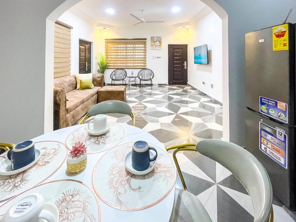 a living room with a table and chairs at Caroline Cozy Holiday Stay in Ashalebotwe