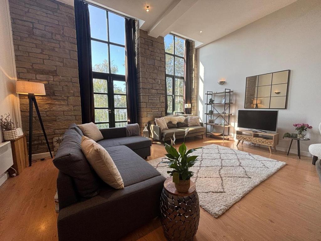 Posezení v ubytování Stylish 3-Bedroom Mill Conversion near Leeds