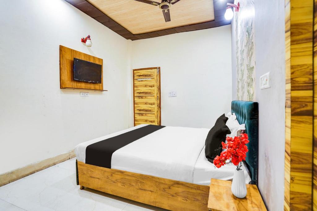 Postel nebo postele na pokoji v ubytování Hotel Platinum Nearest Raj Bagh Metro Station Saheed Nagar