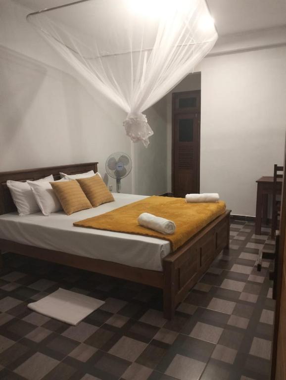 a bedroom with a large bed in a room at Ceylon Elegant in Ella