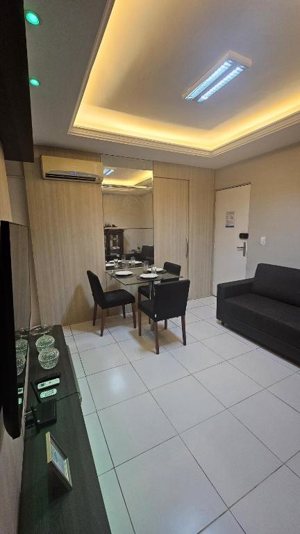 a living room with a couch and a table at Apt conforto e aconchegante prox a Novafapi e ao Shopping Carnauba in Teresina
