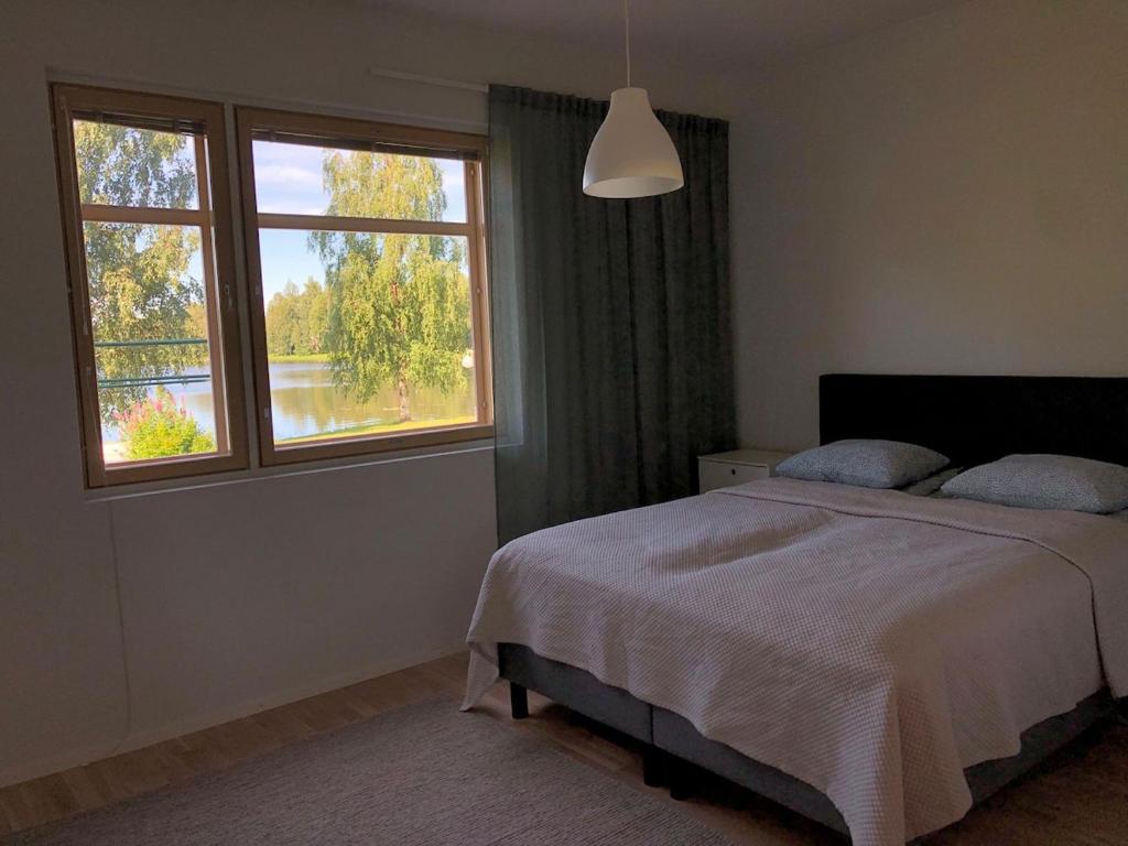 Ένα ή περισσότερα κρεβάτια σε δωμάτιο στο Apartment with sauna in Ranua on the lake