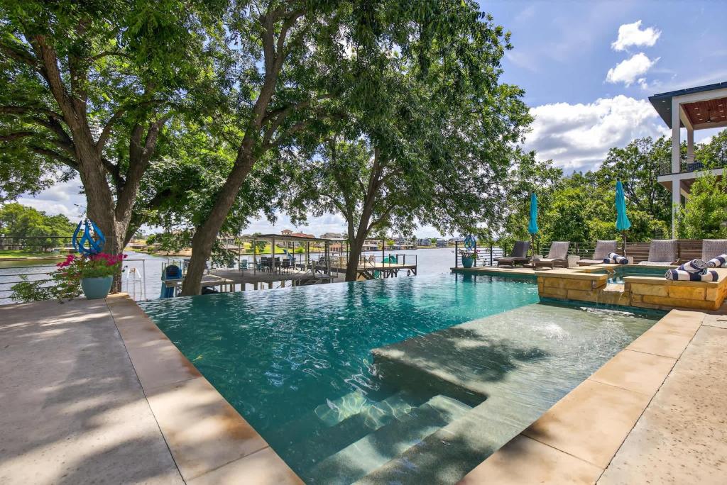 Kolam renang di atau dekat dengan Lakeshore Landing with Concierge Services