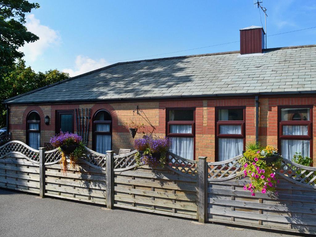 una casa con una recinzione davanti di 4 Eldin Hall Cottages a Cayton