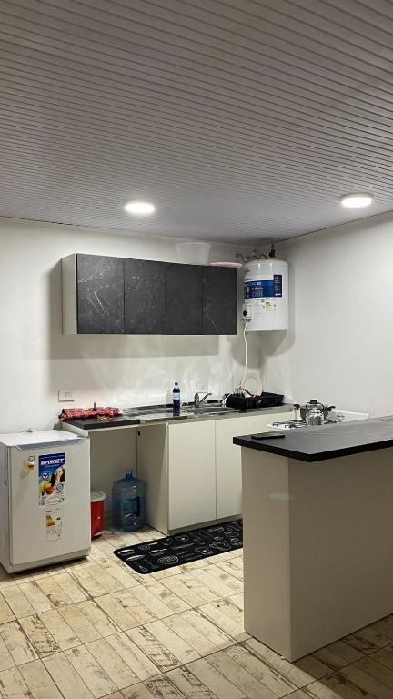 una cucina con mobili bianchi e un piano di lavoro di San Vicente 1 a San Vicente