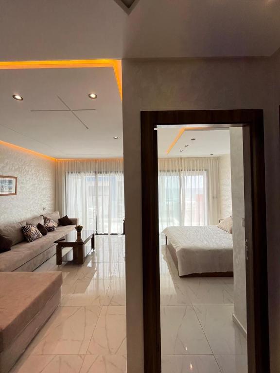 Ένα ή περισσότερα κρεβάτια σε δωμάτιο στο Appartement vue sur mer -Mehdia beach -Wi-Fi Parking - Clim