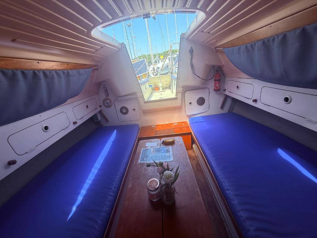 een bovenaanzicht van een boot met blauwe lichten bij Lisboa Barco Notus Belém in Lissabon