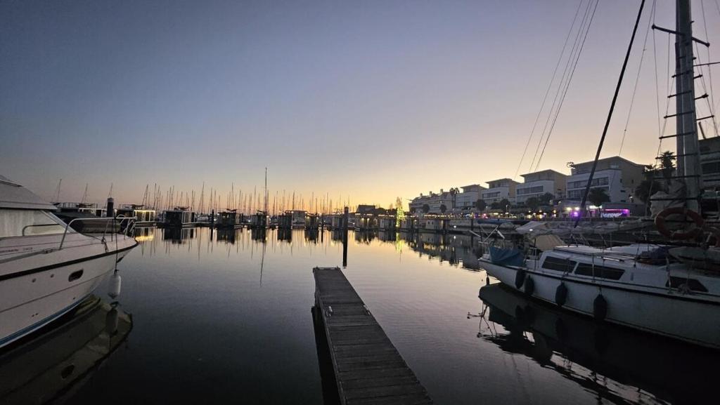 een groep boten is aangemeerd in een jachthaven bij Lisboa Barco Corleone in Lissabon