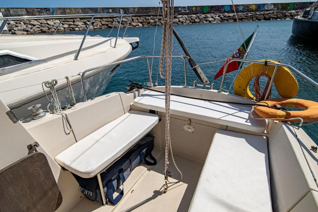 リスボンにあるLisboa Barco Dalidaの水に浮かぶボートとその上に置かれたベンチ