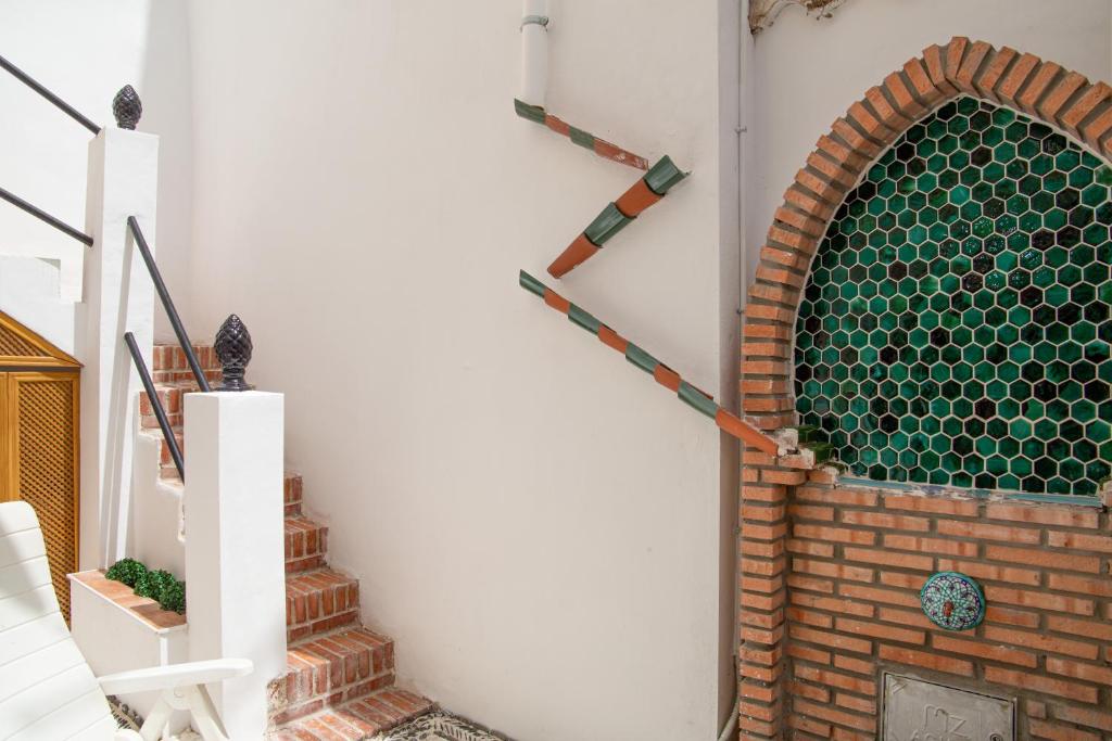 a brick wall with a brick fireplace in a room at Villa Nazarí a un paso de la Alhambra in Granada