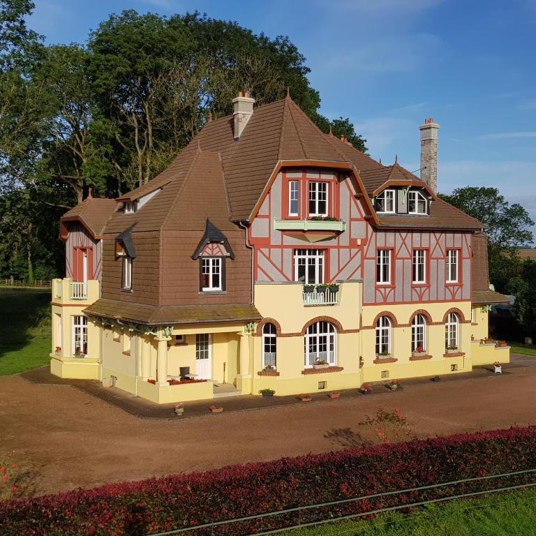 a large house with a brown roof at Le château de Mesnil 1916 in Mesnil-Martinsart