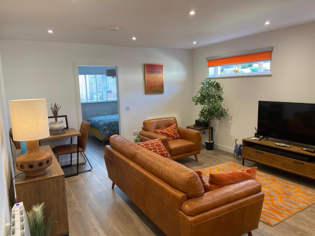 ein Wohnzimmer mit Sofa und Flachbildfernseher in der Unterkunft Luxury Apartment St Andrews in St Andrews