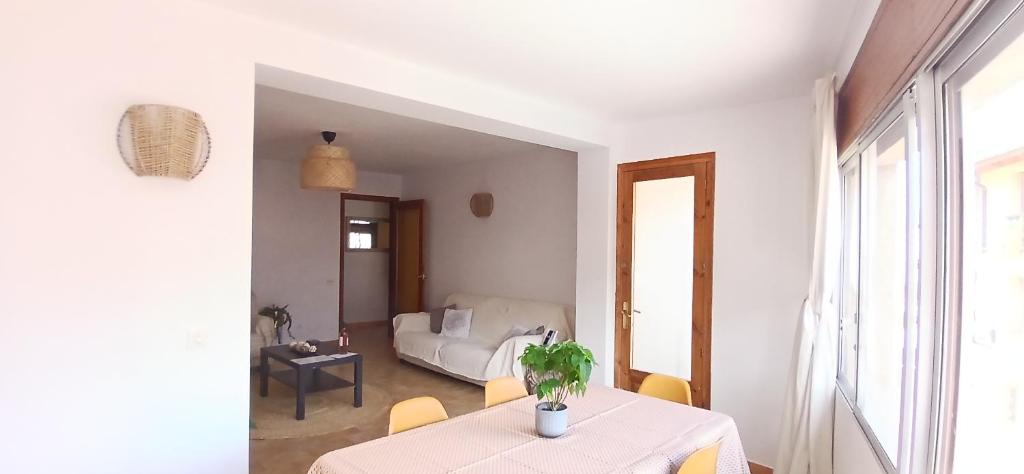 a white room with a table and a couch at LA CARA NORD , ALOJAMIENTO TURISTICO ,SALDES, A LOS PIES DEL PEDRAFORCA, apartamento in Saldés