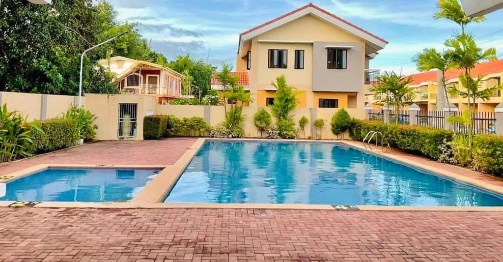 Kolam renang di atau dekat dengan Cozy 2BR Home near airport with pool access