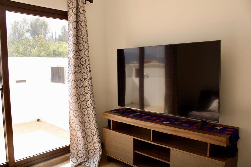 TV a/nebo společenská místnost v ubytování Casa la Higuera Antigua Guatemala