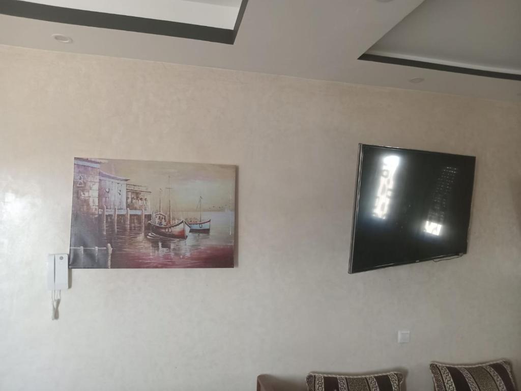 Μια τηλεόραση ή/και κέντρο ψυχαγωγίας στο Appartement pré aéroport et océan