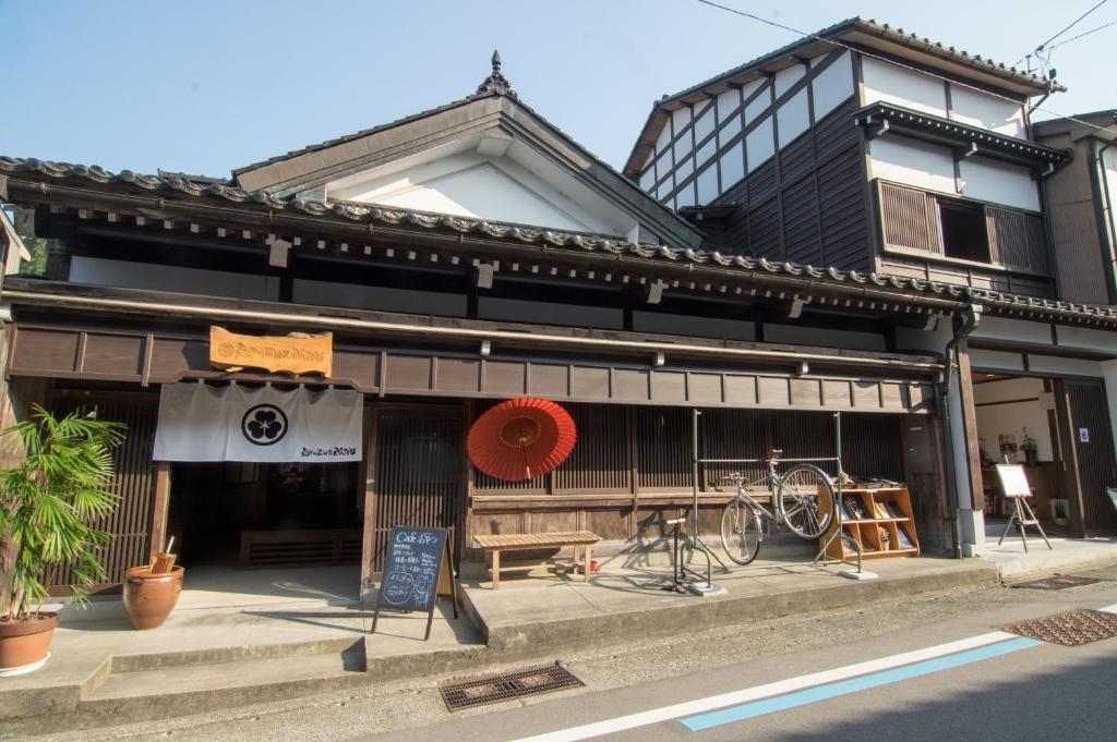 un edificio con una bicicleta estacionada frente a él en Etchu Yatsuo Base OYATSU en Toyama