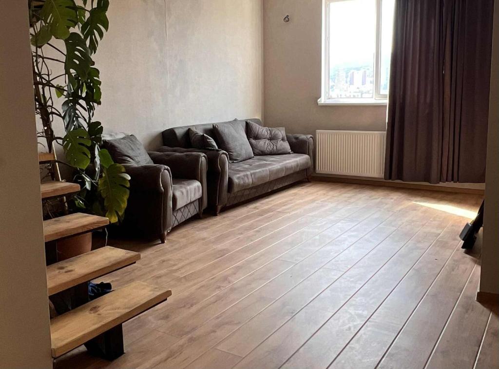Coin salon dans l'établissement Gvantsa's Terrace - Modern Duplex with City Center Views
