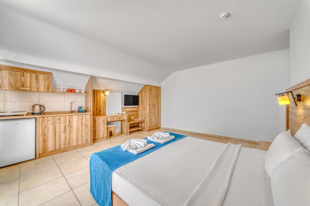 Cleopatra Ada Apart - 3