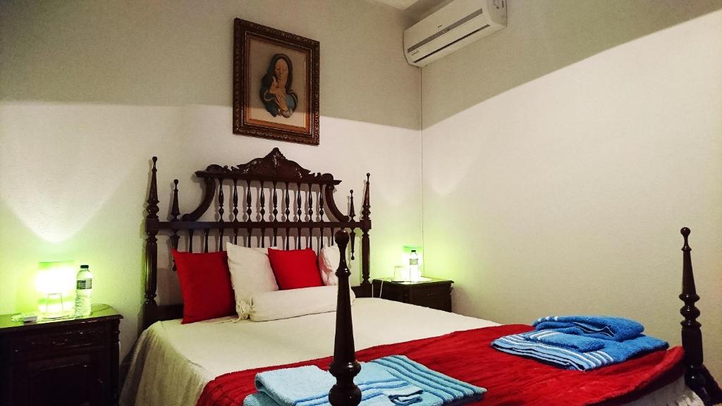 Un pat sau paturi într-o cameră la Casa Quinta da Adega do Chão - Vale do Douro