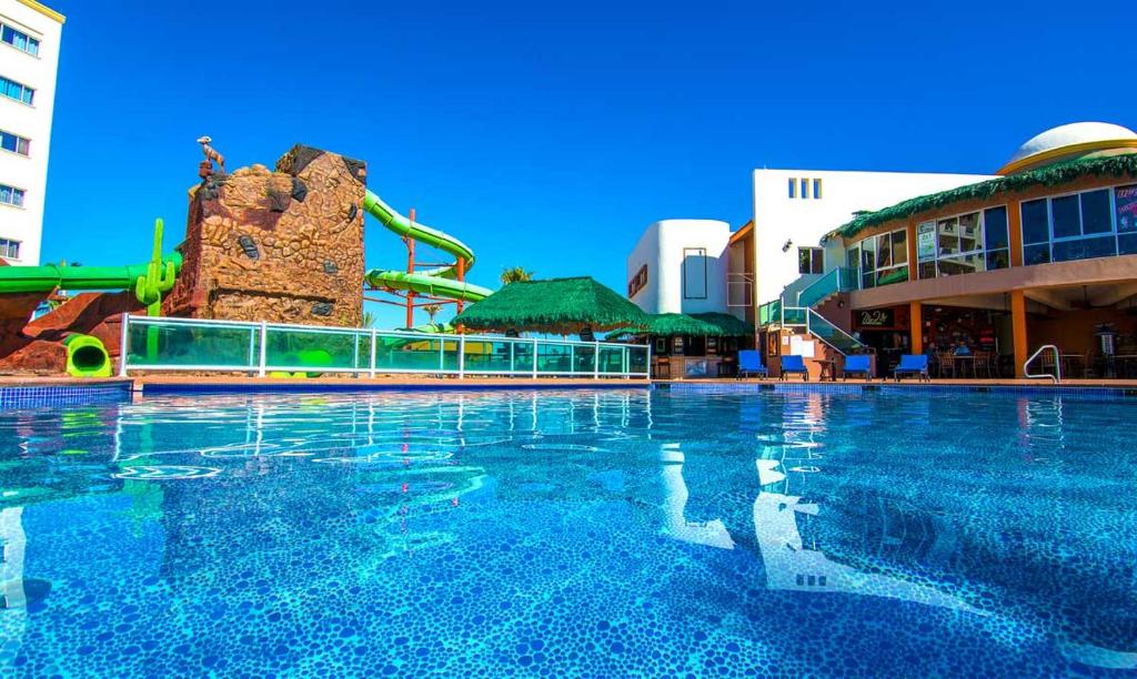 Πισίνα στο ή κοντά στο Las Palmas 2BR 2BA Suite Ground Floor- D101