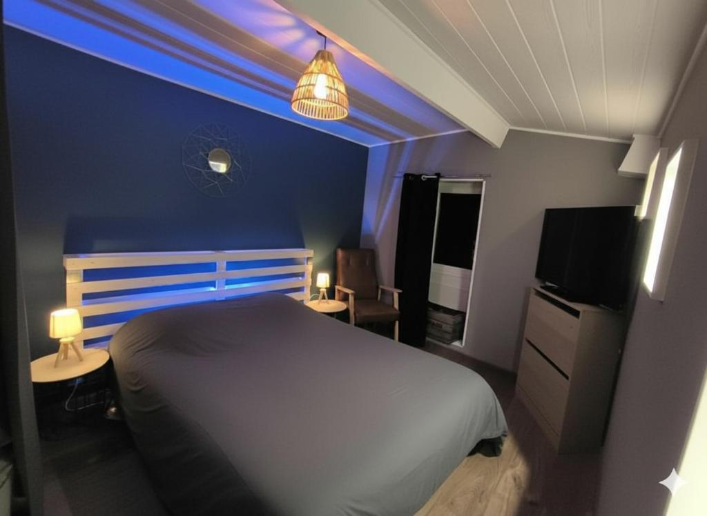 Postel nebo postele na pokoji v ubytování La Roche Blanche, maison de bourg pleine de charme