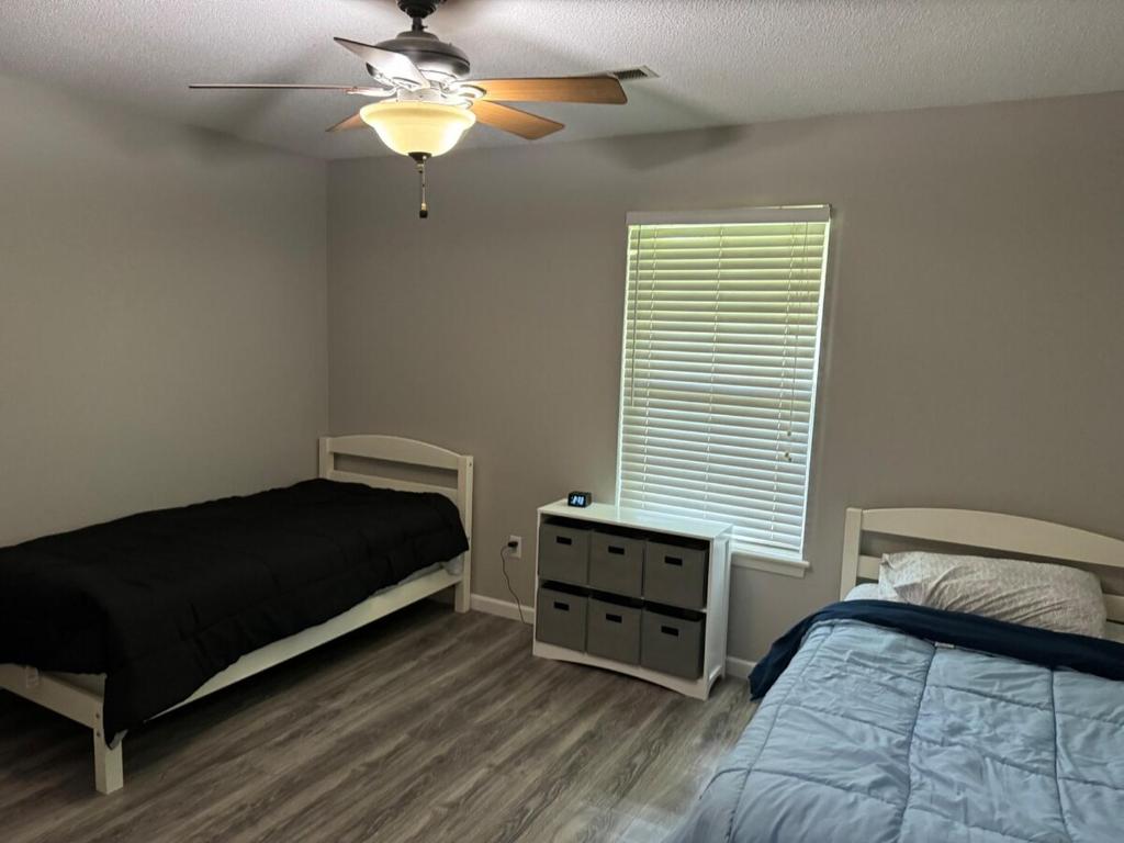 Postel nebo postele na pokoji v ubytování Pet-Friendly SW Home, 13 Mins to Mizzou