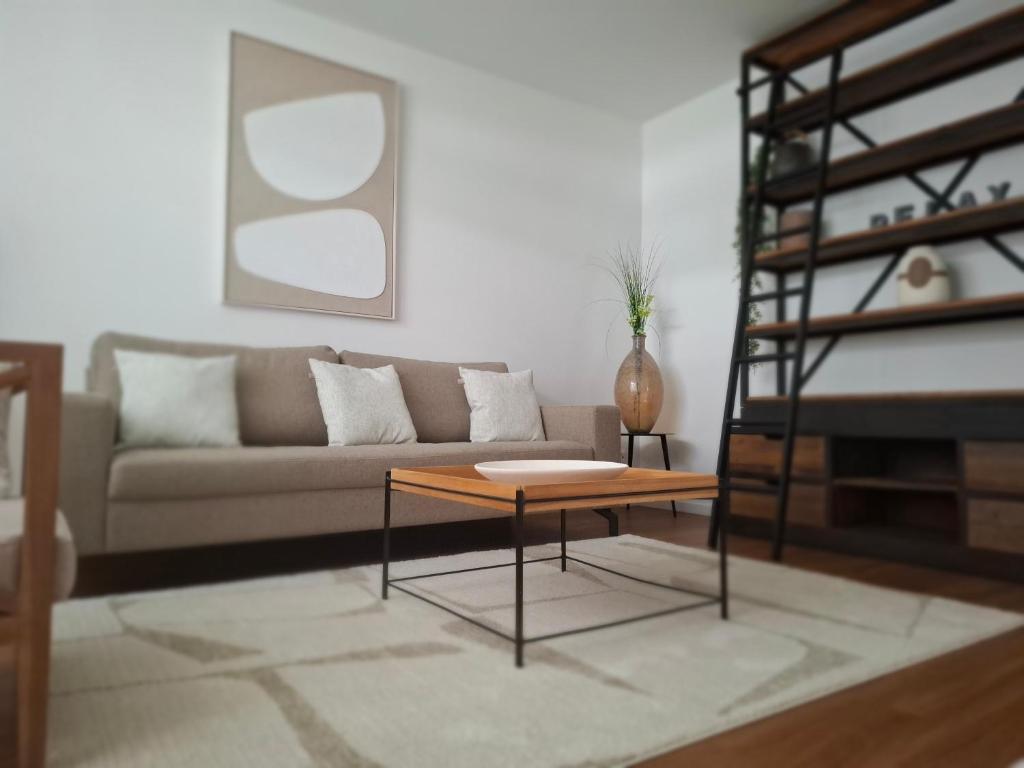 un salon avec un canapé et une table basse dans l'établissement Charmante Ferienwohnung in Tecklenburg, à Tecklembourg