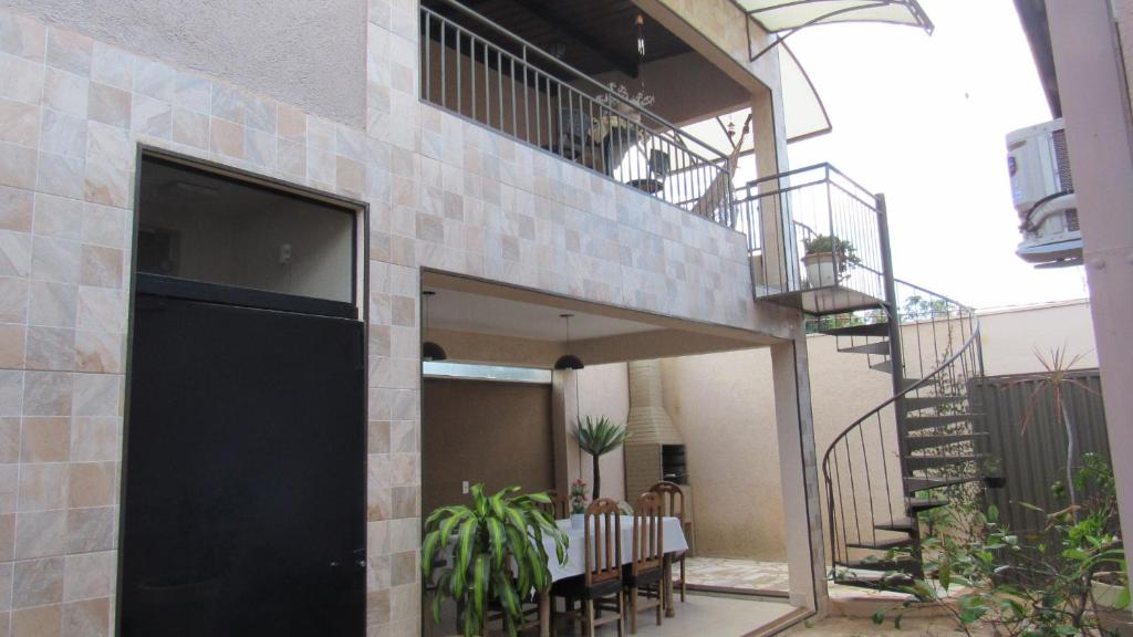 a building with a black door and a balcony at Edícula Recanto das Palmeiras in Uberaba