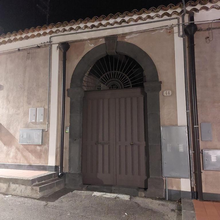 a door on the side of a building at Il Cortile in Pedara