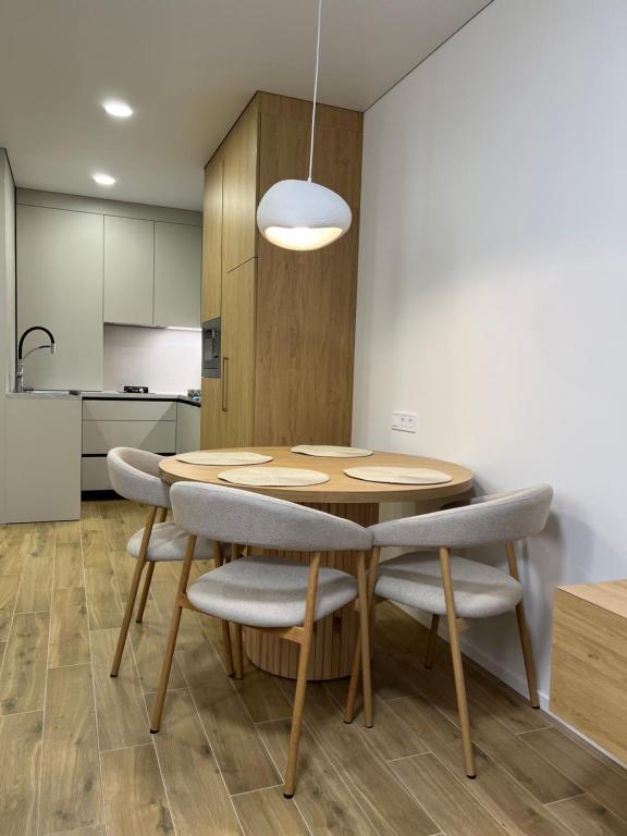 Kuchyň nebo kuchyňský kout v ubytování Видові апартаменти з видом на Дніпро та басейн