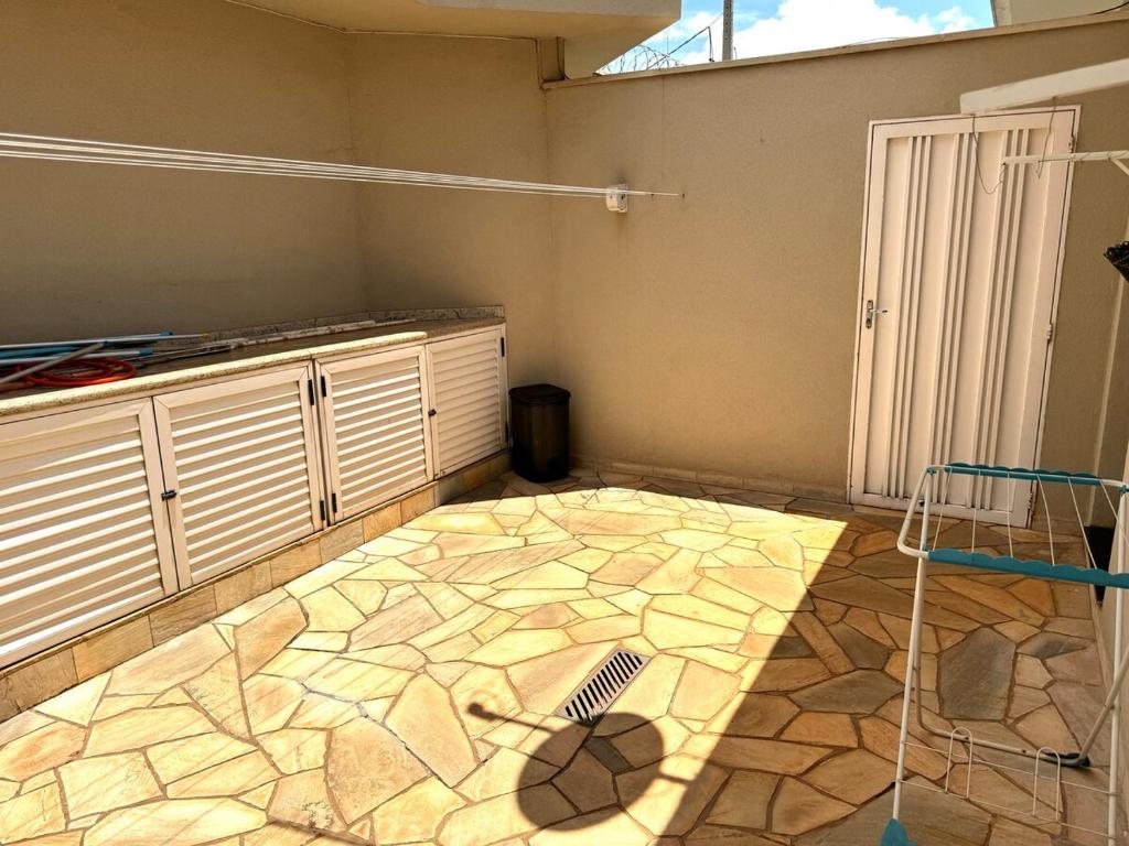 eine Küche mit einem Boden aus Mosaikfliesen in der Unterkunft Casa dos sonhos na Zona Sul in Ribeirão Preto