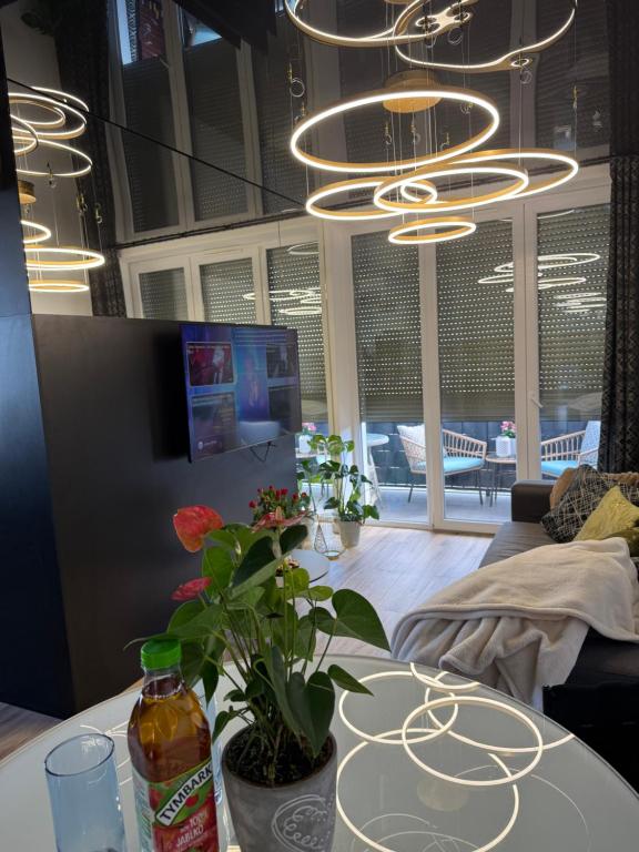 Habitación con mesa y lámpara de araña. en Sapore Dream STUDIO 4, en Opole