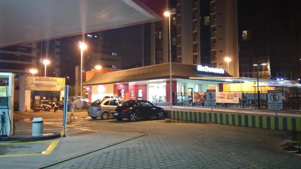 samochód zaparkowany w nocy przed stacją benzynową w obiekcie Estúdio Ibiza em Jatiúca w mieście Maceió