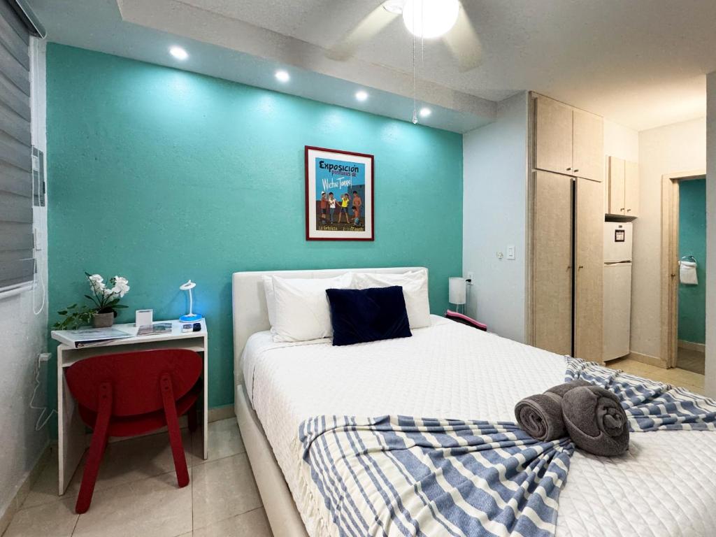 Postel nebo postele na pokoji v ubytování Prime Location at Condado Beach Queen Studio - Apt 10