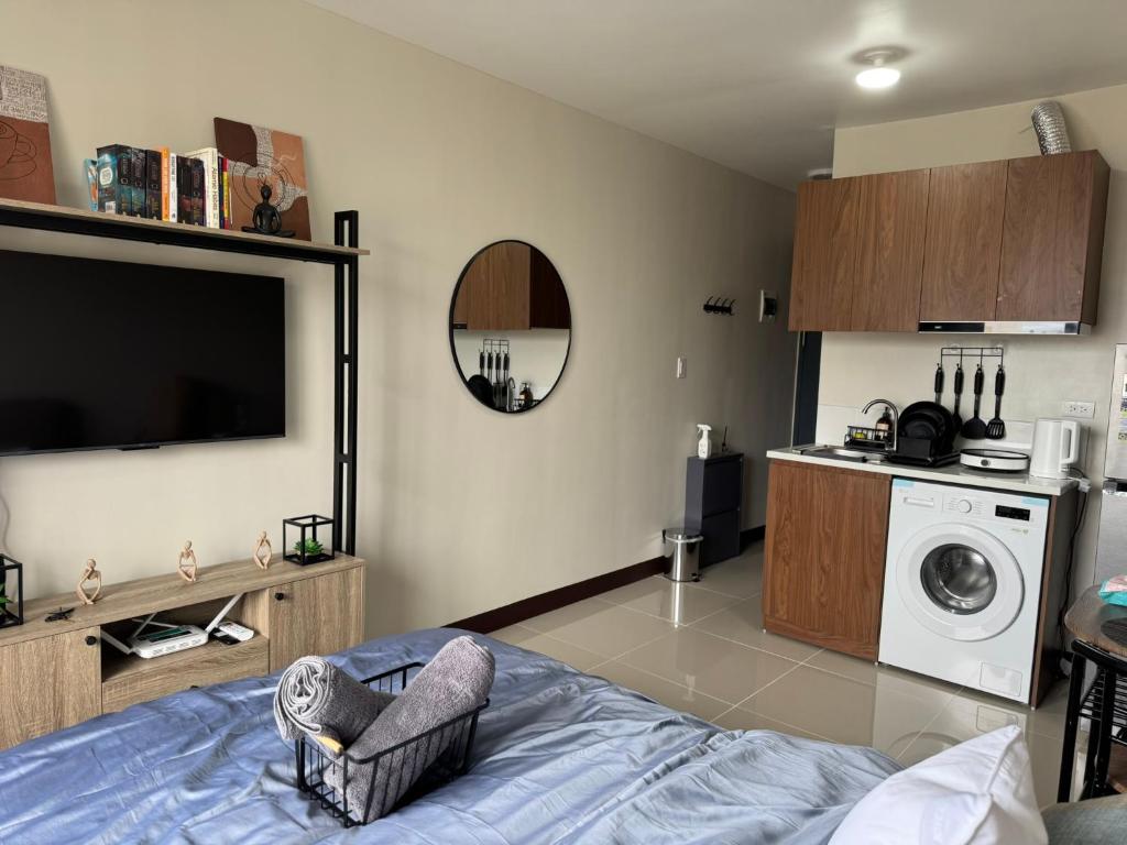 Η κουζίνα ή μικρή κουζίνα στο Cozy Studio with Pool & Balcony near Mactan Airport