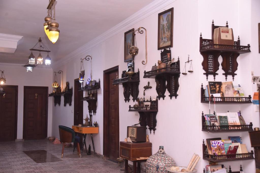 カイロにあるArabian Nights Pyramids Guesthouseの壁の棚
