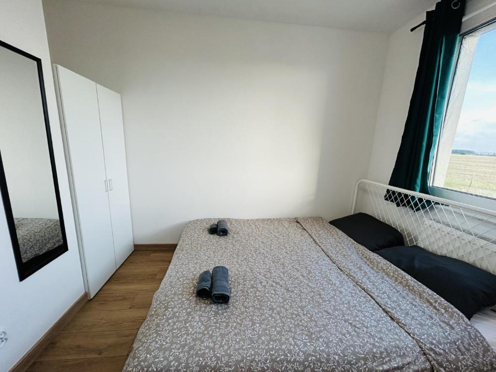 una camera da letto con un letto con un paio di scarpe sopra di Apartament the world a Władysławowo