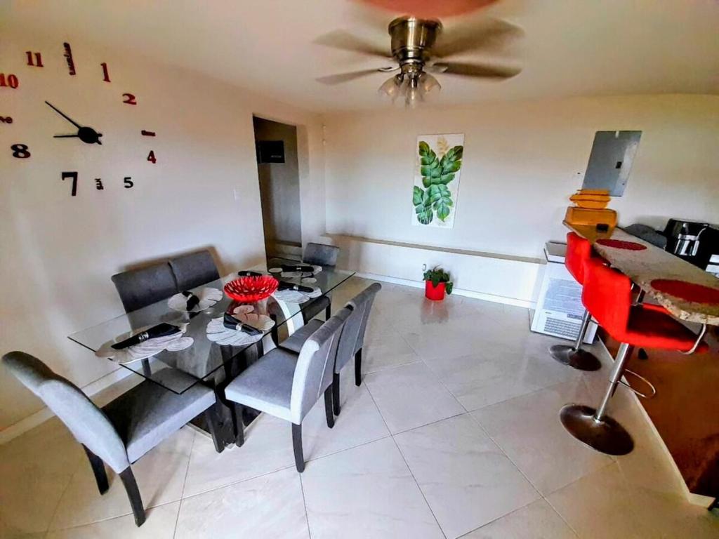 Χώρος καθιστικού στο Island Glow Oceanview Home