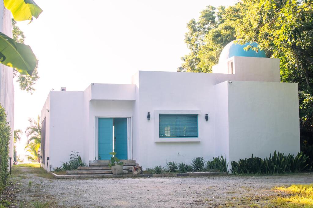 ein weißes Haus mit einer blauen Kuppel in der Unterkunft Casa Santorini in Cozumel