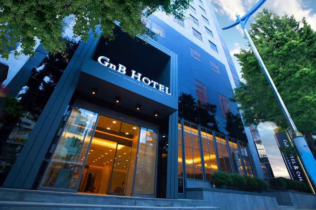 釜山的住宿－GnB酒店，建筑物前面的商店,上面有标志
