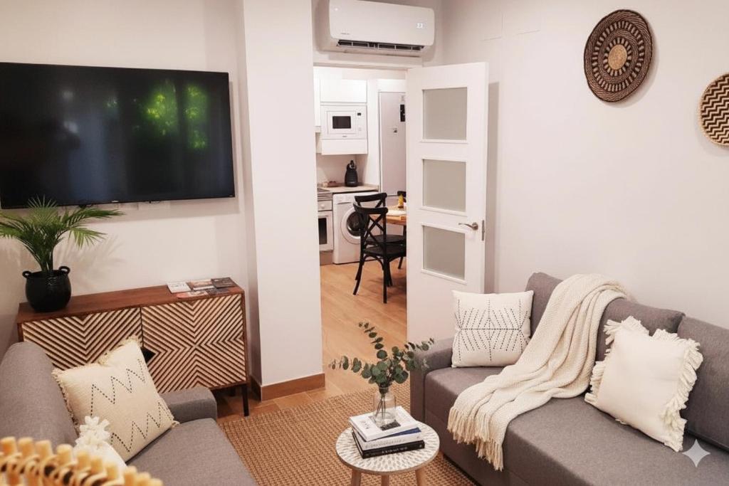 a living room with a couch and a flat screen tv at Apartamento la Marquesa in Córdoba